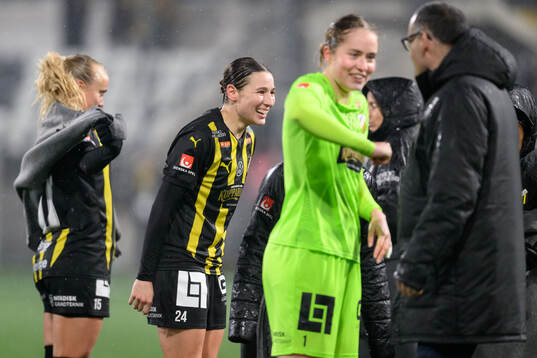 Häckens Tabby Tindell jublar
