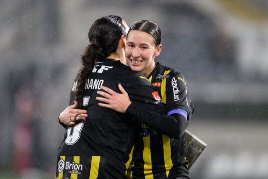 Häckens Delaney Matriano och Tabby Tindell jublar
