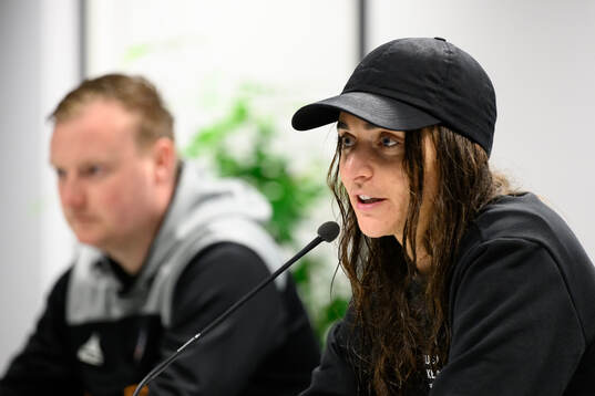 Häckens tränare Elena Sadiku på en presskonferens