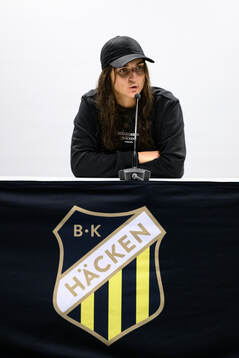 Häckens tränare Elena Sadiku på en presskonferens