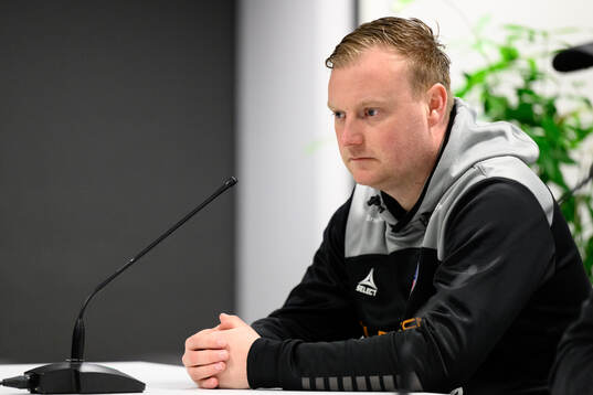 Linköpings tränare Charlie Mitchell på en presskonferens