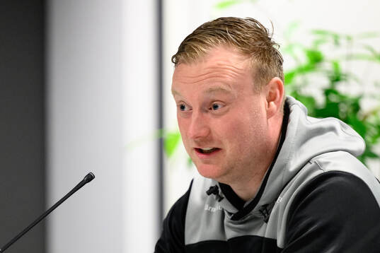 Linköpings tränare Charlie Mitchell på en presskonferens