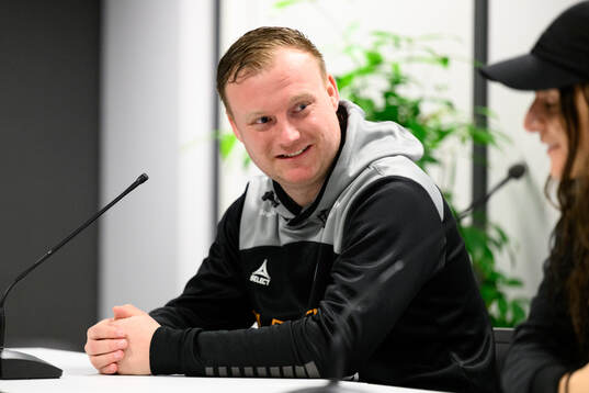 Linköpings tränare Charlie Mitchell på en presskonferens