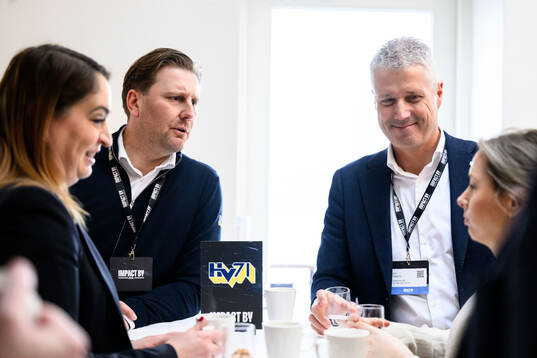 Representanter från HV71 minglar