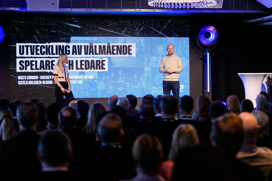 Gizela Ahlgren-Bloom, vice sportchef SHL och Mats Sundin