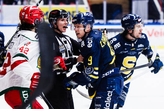 Linjedomare Anna Hammar går emellan ett bråk mellan Moras