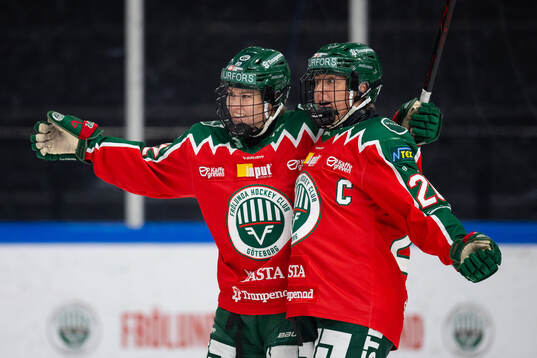 Frölundas Andrea Dalen jublar ihop med Hanna Olsson