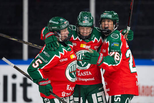 Frölundas Andrea Dalen jublar ihop med Nathalie Lidman och
