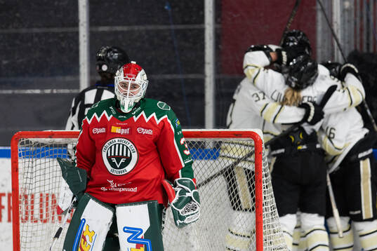 Frölundas målvakt Andrea Brändli deppar