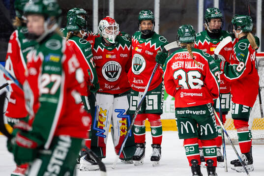 Frölundas målvakt Andrea Brändli jublar med lagkamrater