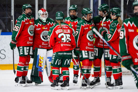Frölundas målvakt Andrea Brändli jublar med lagkamrater