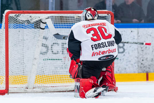 Hanvikens s målvakt Tim Forslund deppar