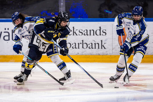 Leksands Leia Fransson och HV71s Emmi Rakkolainen och