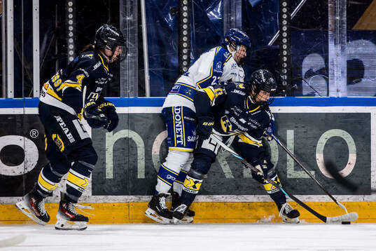 HV71s Julia Shaunessy och Leksands Molly Eljas och HV71s