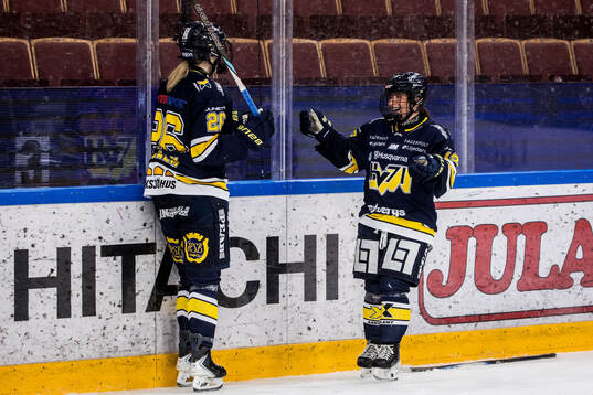 HV71s Eimear Leacy jublar