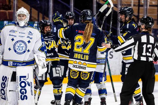 HV71s Eimear Leacy jublar