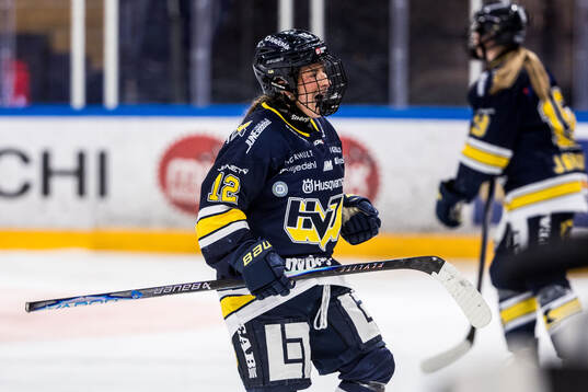 HV71s Eimear Leacy jublar