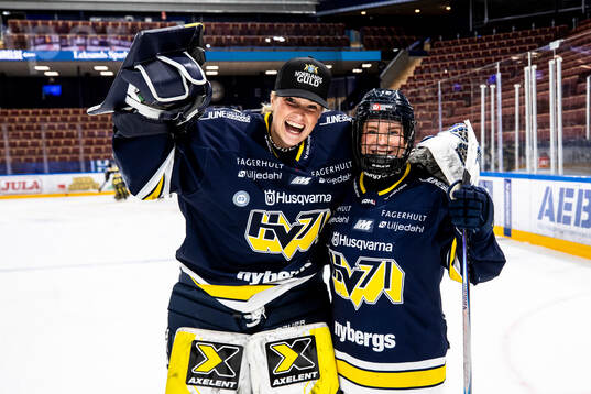 HV71s målvakt Amanda Johansson och Eimear Leacy jublar