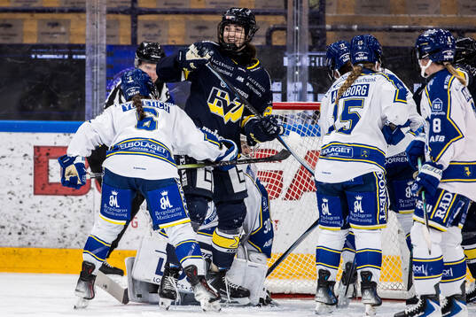 HV71s Adriana Van De Leest jublar