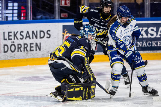 HV71s målvakt Stephanie Neatby och Leksands Vanessa Picka