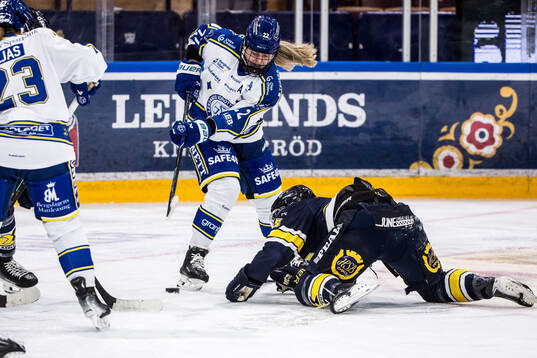 Leksands Agata Sarnovska och HV71s Julia Nearis