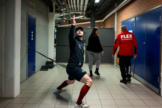 Timrås målvakt Tim Juel värmer upp