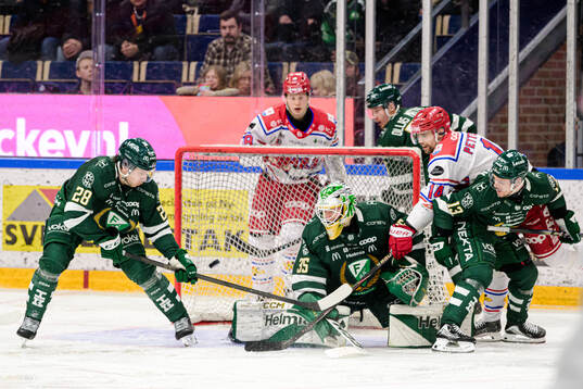 Timrås Emil Pettersson gör 2-2 bakom Färjestads målvakt