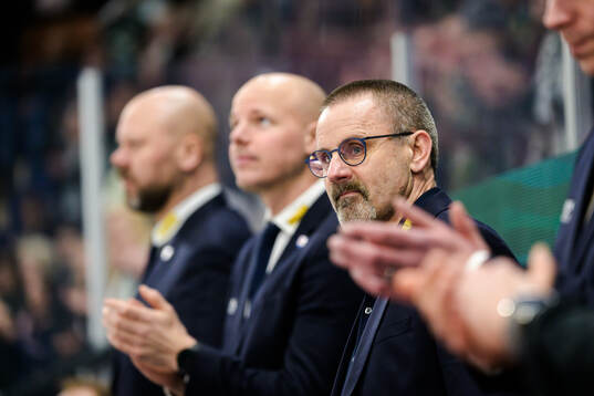 Timrås tränare Tommy Samuelsson får stående ovationer i