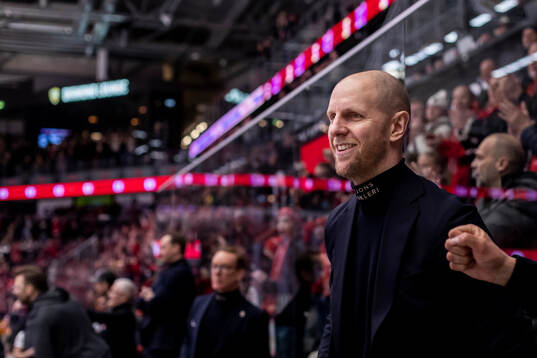 Örebros assisterande tränare Carl Gunnarsson jublar