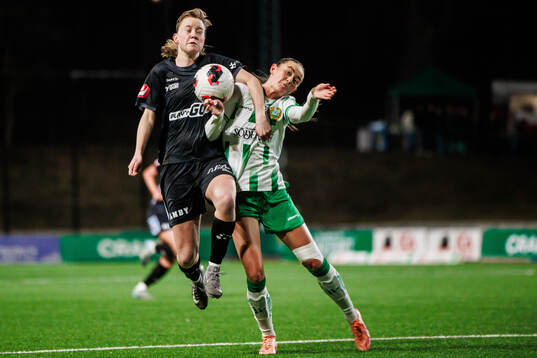Växjö DFFs Lisa Persson och Hammarbys Svea Rehnberg