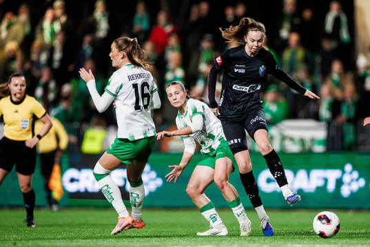 Växjö DFFs Elin Nilsson och Hammarbys Fanny Peterson och