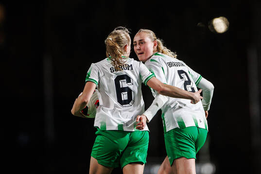 Hammarbys Elin Sørum och Emilie Bragstad jublar