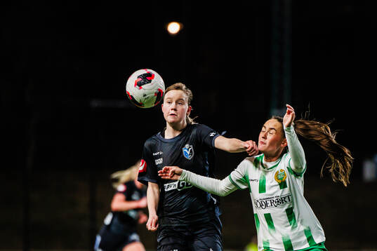 Växjö DFFs Lisa Persson och Hammarbys Svea Rehnberg