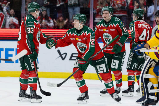 Frölundas Linus Högberg och Theodor Niederbach jublar