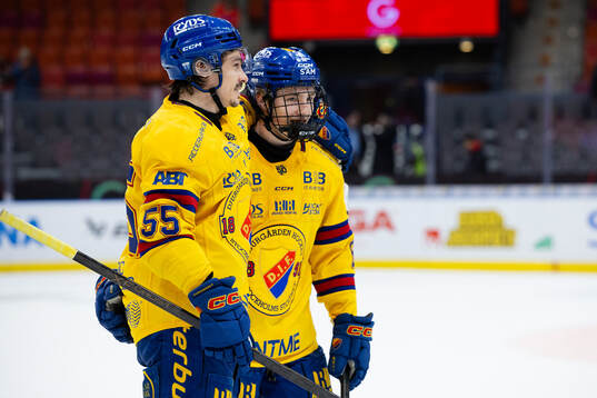 Djurgårdens Charles Hudon och Viggo Björck  jublar