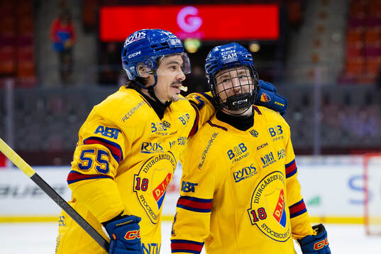 Djurgårdens Charles Hudon och Viggo Björck  jublar
