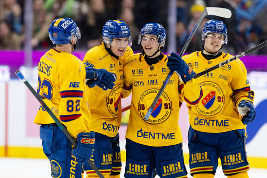 Djurgårdens Anton Frondell jublar med lagkamrater