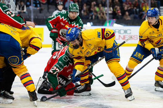 Frölundas Theodor Niederbach tekar mot Djurgårdens Viggo