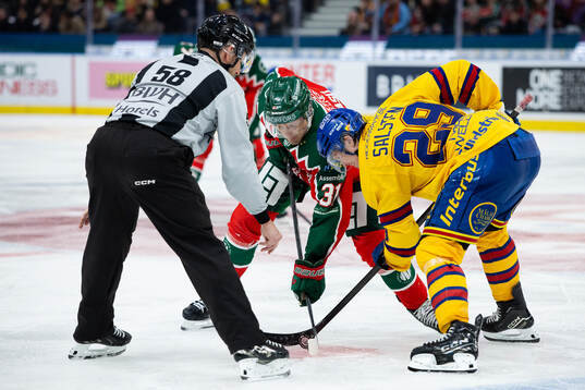 Frölundas Nicklas Lasu tekar mot Djurgårdens Håvard