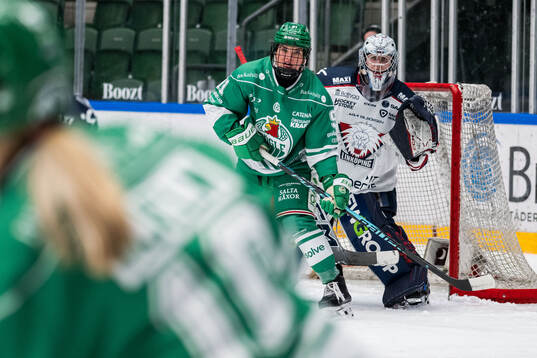 Rögles Sara Boucher och Linköpings målvakt Ebba Svensson
