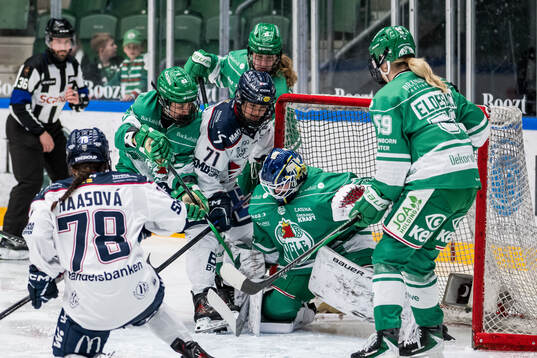 Rögles Johanna Kellander och målvakt Viktorie Svejdova