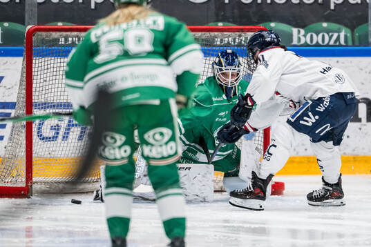 Rögles målvakt Viktorie Svejdova och Linköpings