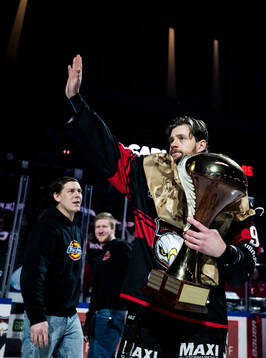 Malmö Redhawks Carl Persson prisas som årets Rödhök
