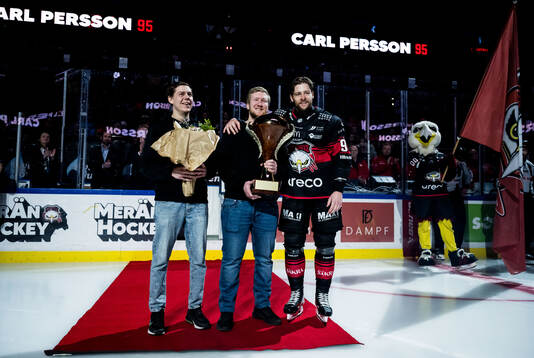 Malmö Redhawks Carl Persson prisas som årets Rödhök