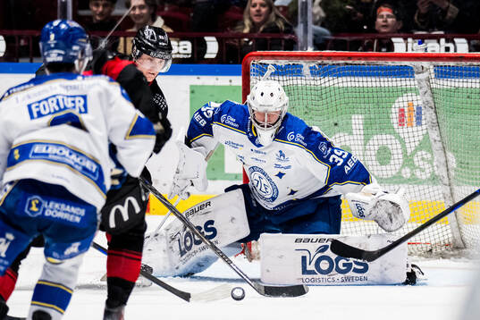 Malmö Redhawks Fredrik Händemark och Leksands målvakt