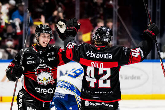 Malmö Redhawks William Von Barnekow och Robin Salo jublar