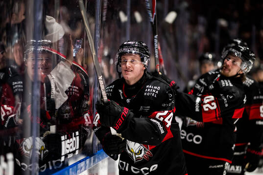 Malmö Redhawks Filip Björkman jublar