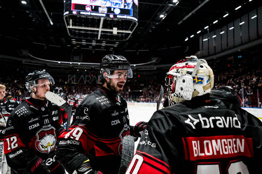 Malmö Redhawks Seth Barton och målvakt Oskar Blomgren