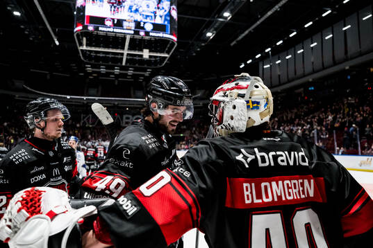 Malmö Redhawks Seth Barton och målvakt Oskar Blomgren
