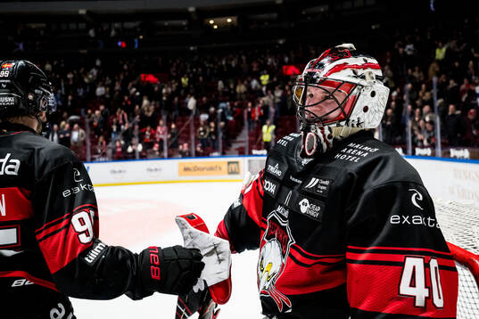 Malmö Redhawks målvakt Oskar Blomgren jublar